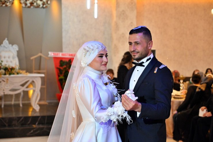 Osmanliyeli çift düğünlerine süsledikleri sepetli motosikletle gitti