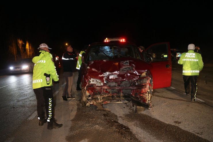 Sivas'ta minibüs ile hafif ticari aracın çarpıştığı kazada 2'si ağır 7 kişi yaralandı
