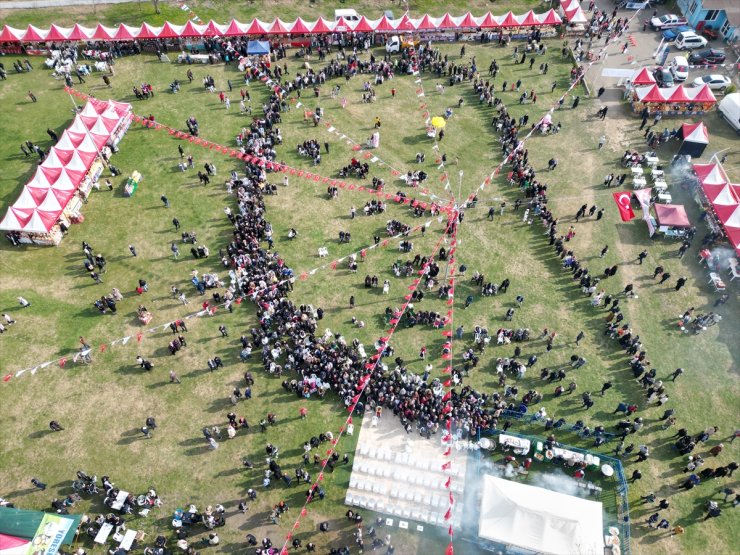 Tekirdağ'da fesitvalde vatandaşlara 5 ton hamsi dağıtıldı
