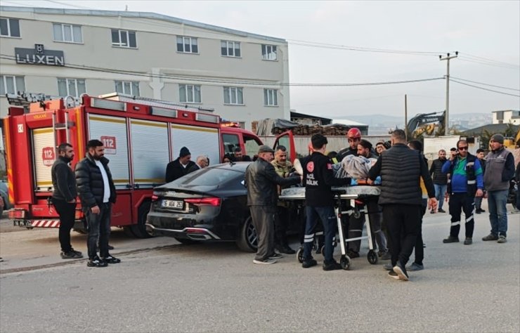Bursa’da servis minibüsü ile otomobilin çarpışması sonucu 10 kişi yaralandı