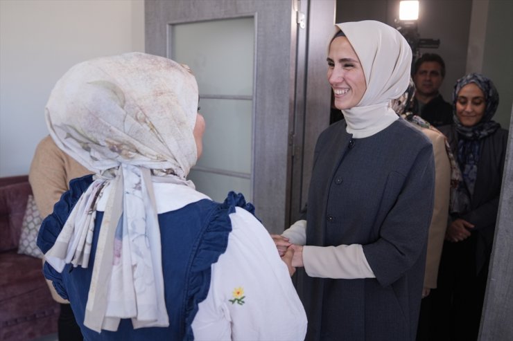 KADEM Mütevelli Heyeti Başkanı Bayraktar, depremzede kadını yeni evinde ziyaret etti