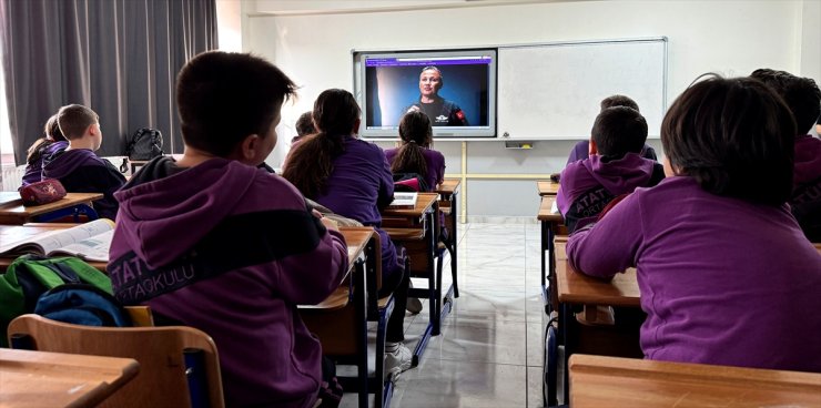 Samsun'da öğrenciler "Ufkun Ötesinde" belgeselini izledi