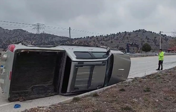 Burdur'da hafif ticari araçla kamyonetin çarpıştığı kazada 3 kişi yaralandı