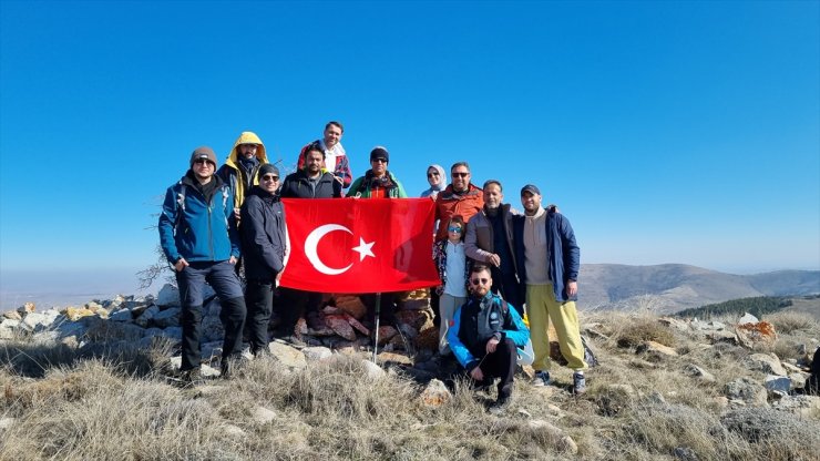 Kırşehirli dağcılar, Kervansaray Dağı'nın zirvesine tırmandı