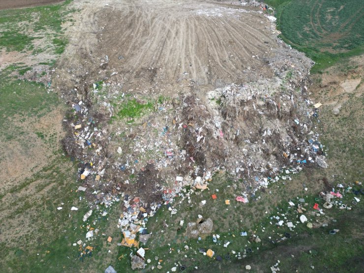 Tekirdağ'da çöp dökülen hafriyat alanı belediye ekiplerince temizleniyor