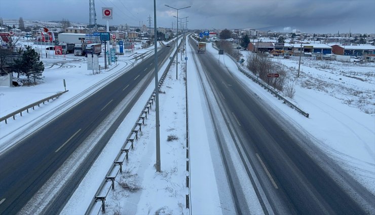 Çankırı'da D-100 kara yolunda kar etkili oluyor
