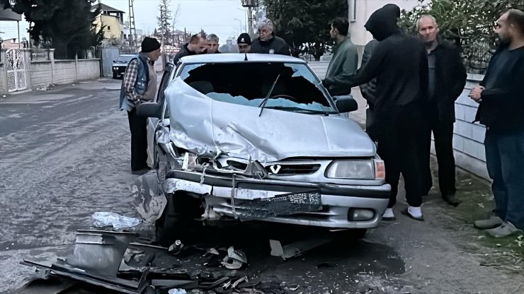 Hatay'da iki otomobilin çarpıştığı kazada 9 kişi yaralandı
