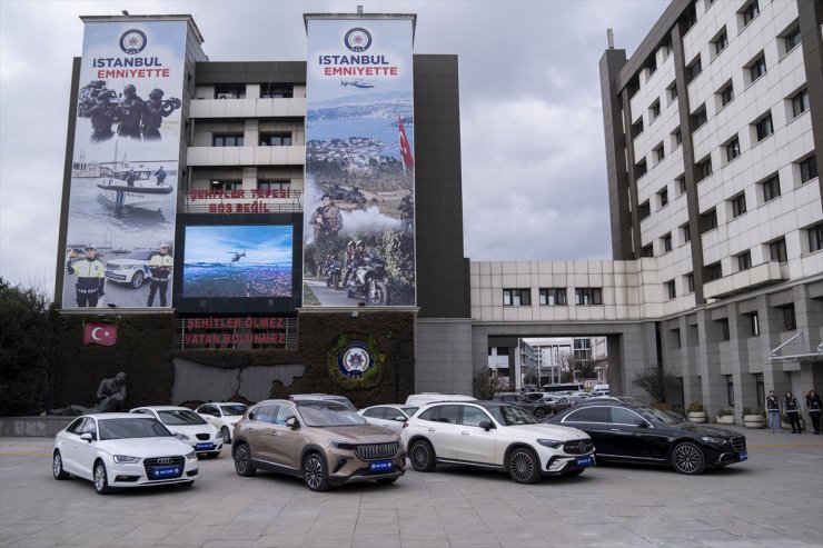 İstanbul merkezli 12 ildeki "kara para" ve "dolandırıcılık" operasyonunda ele geçirilen araçlar sergilendi