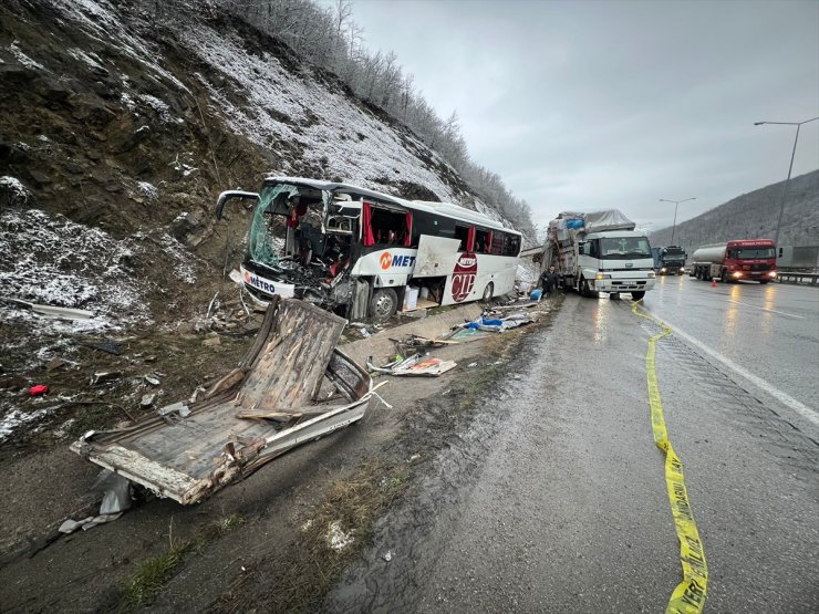 GÜNCELLEME - Samsun'da kamyona çarpan yolcu otobüsünün sürücüsü öldü, 21 yolcu yaralandı