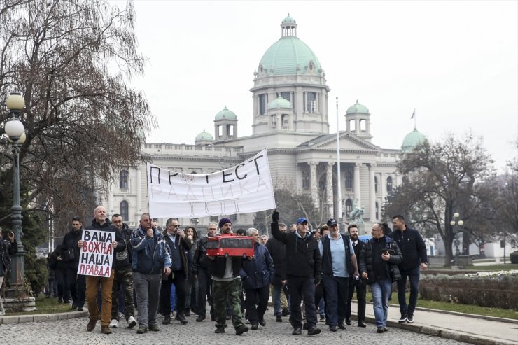 AB Komisyonu üyesi Kos'tan hükümet karşıtı gösterilerin sürdüğü Sırbistan'da, taraflara diyalog çağrısı