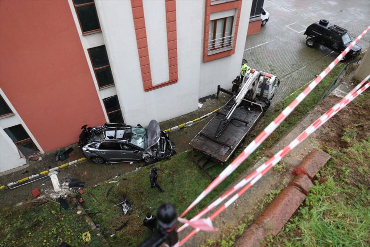 Trabzon'da site bahçesine devrilen otomobildeki anne ile oğlu yaralandı