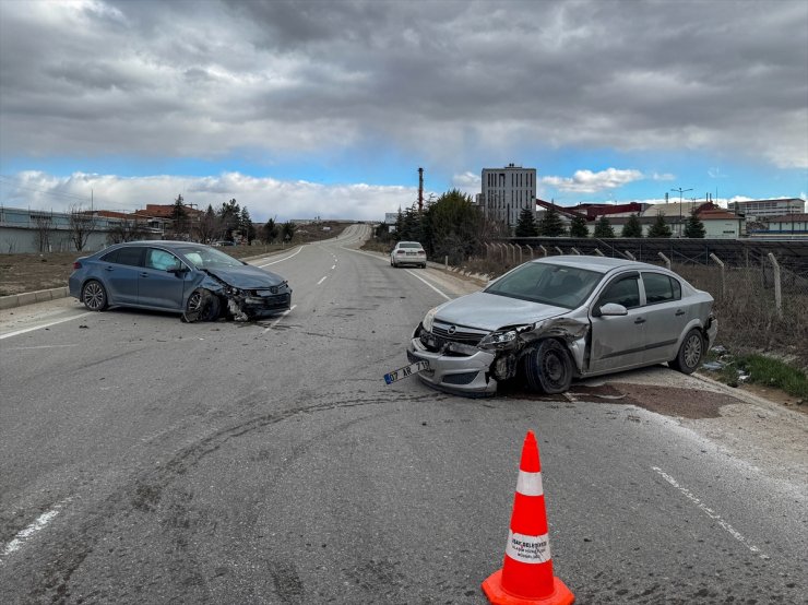 Uşak'ta çarpışan iki otomobilin sürücüleri yaralandı