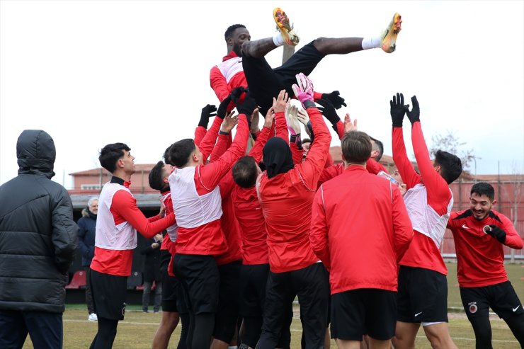 Yatabare futbolu bıraktı