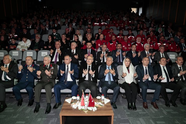 Adana'da depremlerde hayatını kaybedenler dualarla anıldı