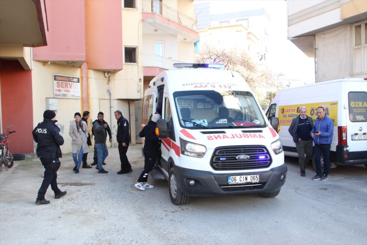 Antalya'da evde çıkan yangında bir kişi dumandan etkilendi