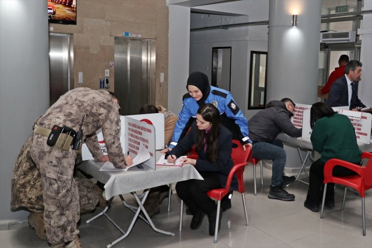 Ardahan'da polisler 6 Şubat depremlerinde hayatını kaybedenler anısına kan bağışı yaptı