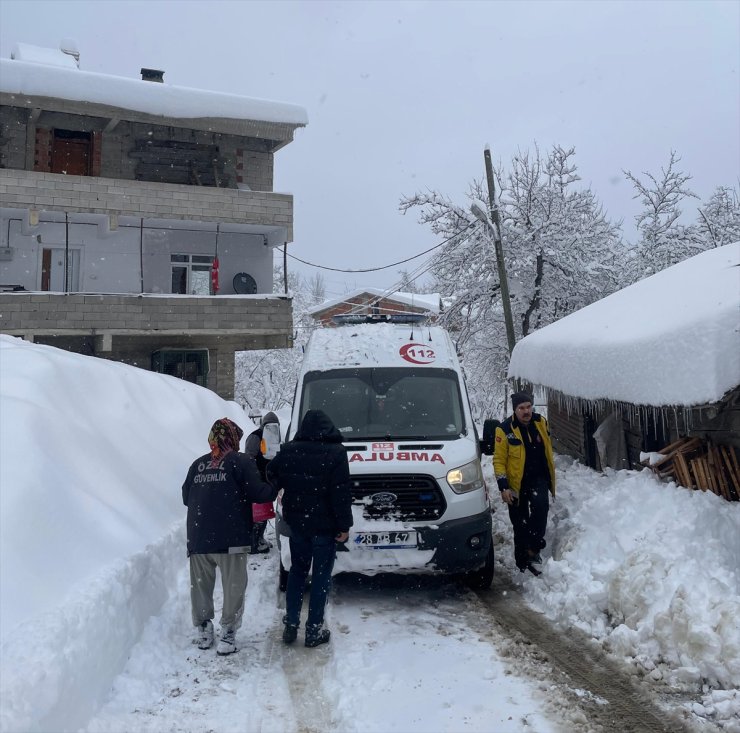 Giresun'da kardan yolu kapanan köyde mahsur kalan hasta ekiplerce kurtarıldı