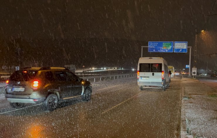 İstanbul'da kar yağışı aralıklarla sürüyor