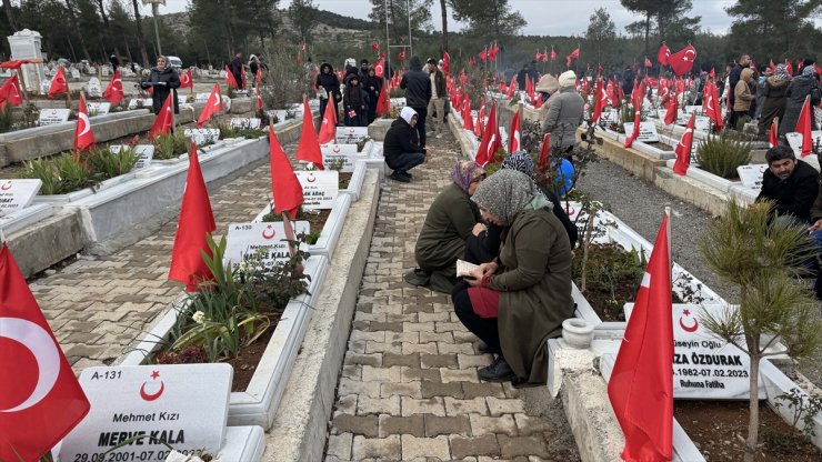 Kahramanmaraş'ta depremlerde yakınlarını kaybedenler mezarlıkları ziyaret ediyor
