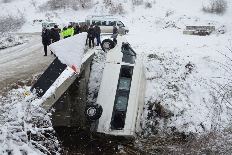 Samsun'da cenazeye gidenlerin bulunduğu minibüs devrildi, 15 kişi yaralandı