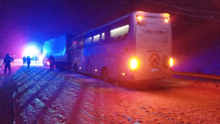 GÜNCELLEME - Sivas'ta otobüsün tıra arkadan çarptığı kazada 1 kişi öldü, 29 kişi yaralandı