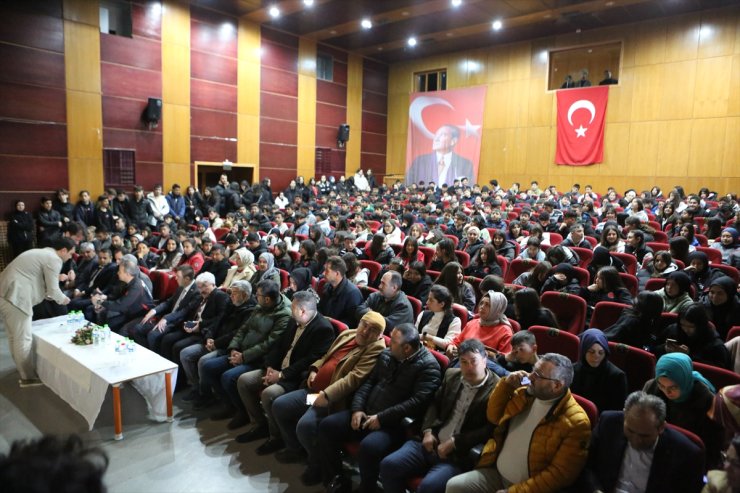 Türkiye'nin ilk astronotu Gezeravcı Mersin'de öğrencilerle buluştu