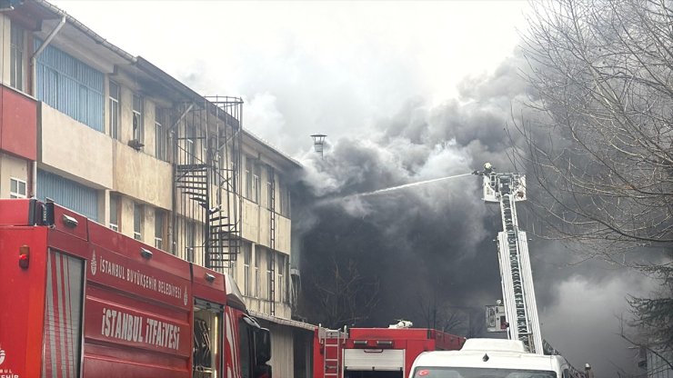 Başakşehir'de kauçuk atölyesinde yangın çıktı