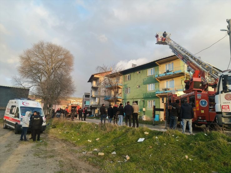Bursa'da 3 katlı binanın çatısında çıkan yangın söndürüldü