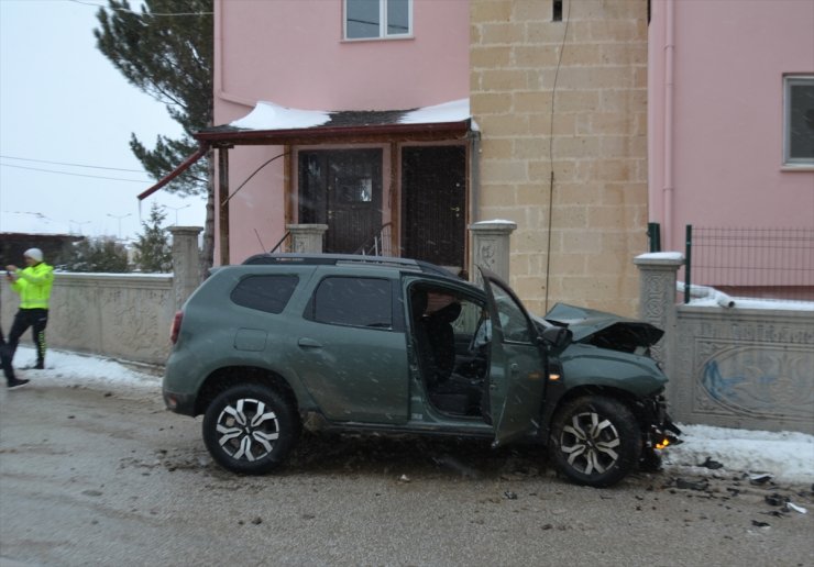 Hafif ticari araç cami duvarına çarptı, 2 kişi yaralandı