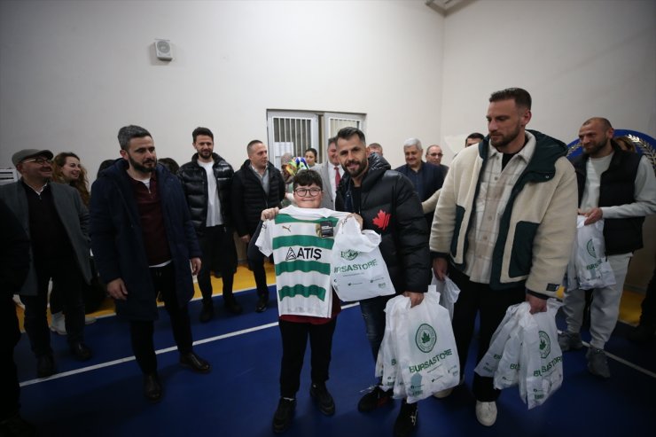 İlkokul öğrencilerine Süper Lig şampiyonlarından Bursaspor'un forması hediye edildi