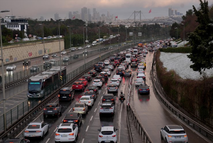 İstanbul'da kar yağışının etkisiyle trafik yoğunluğu yaşanıyor