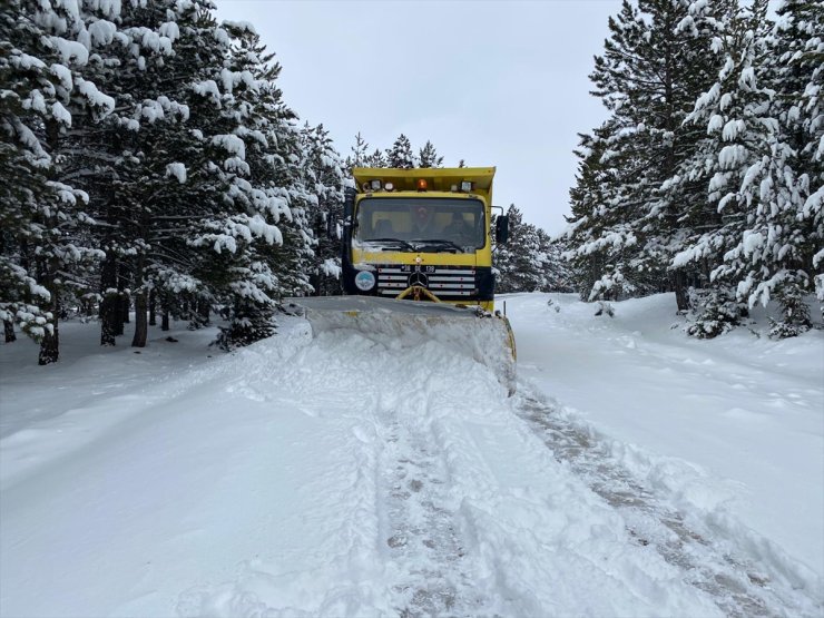 Kayseri'de kar nedeniyle 22 mahalle yolu ulaşıma kapandı