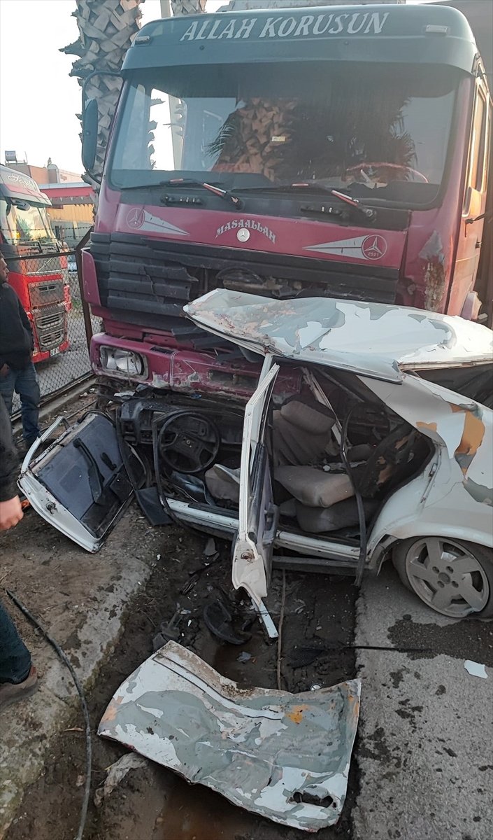 Mersin'de kamyonla çarpışan otomobilin sürücüsü hayatını kaybetti
