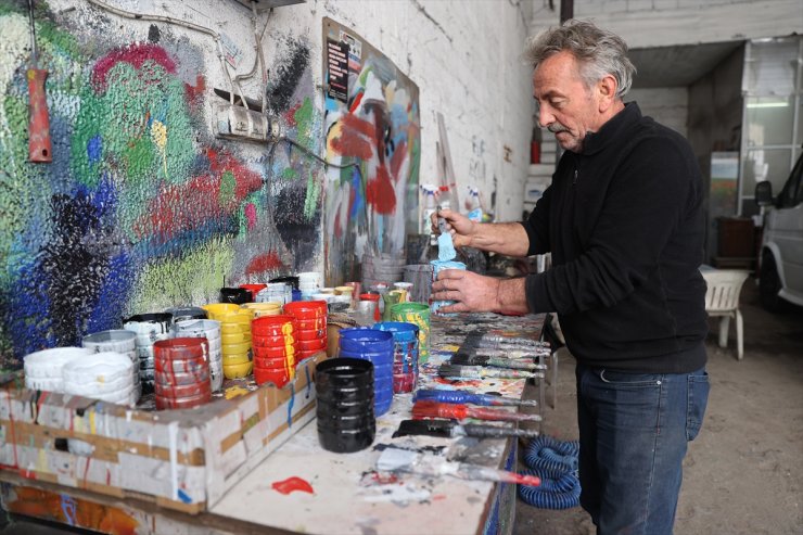 Sanayi sitesinin "Bob Ross"u atölyesini sanat galerisine dönüştürdü