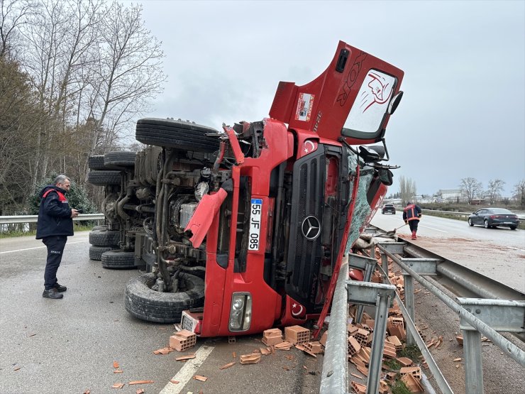 Sinop’ta tuğla yüklü kamyonun devrildiği kazada sürücü yaralandı