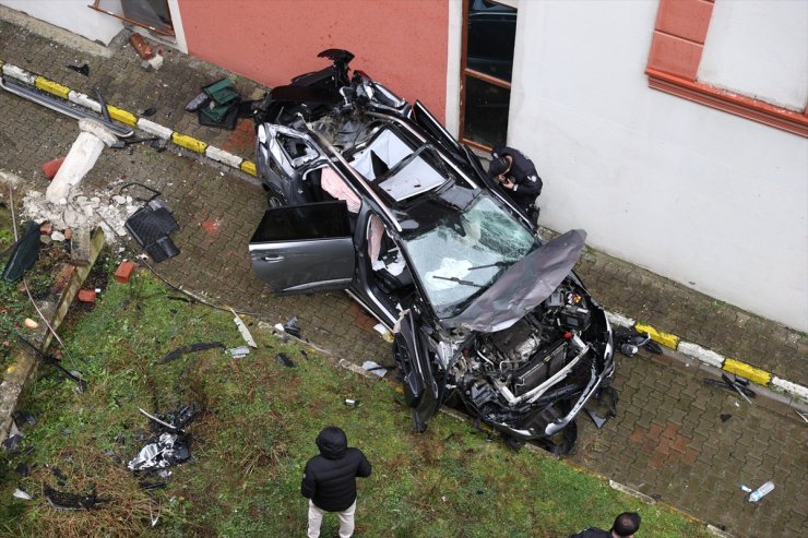 Trabzon'da site bahçesine devrilen otomobildeki anne ve oğlunun yaralandığı kaza kamerada