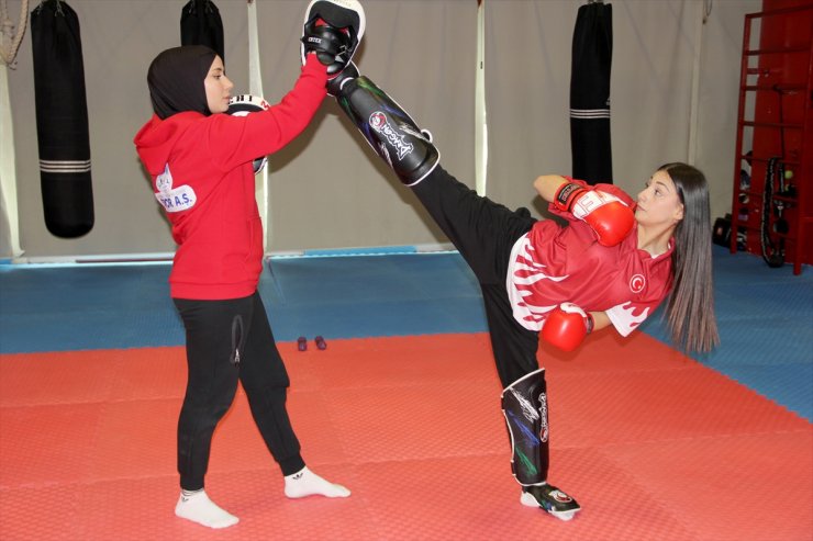 Ağabeyiyle kick boksa başlayan Ecrin, kürsüden inmiyor