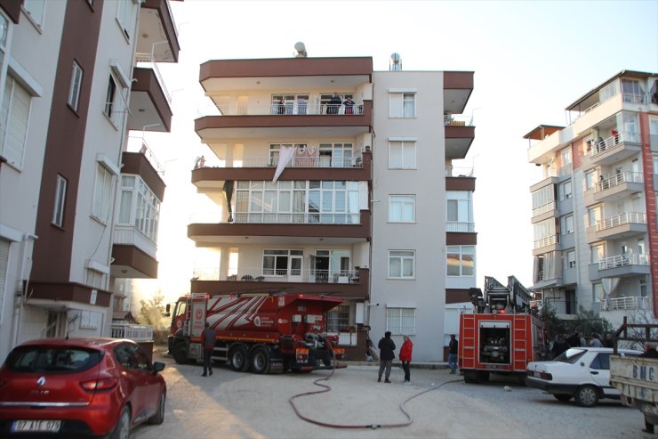 Antalya'da yangın çıkan binadaki 4 kişi dumandan etkilendi