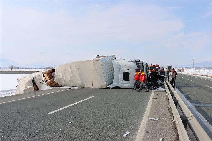 Erzincan'da otomobil ile tırın çarpıştığı kazada 3 kişi yaralandı