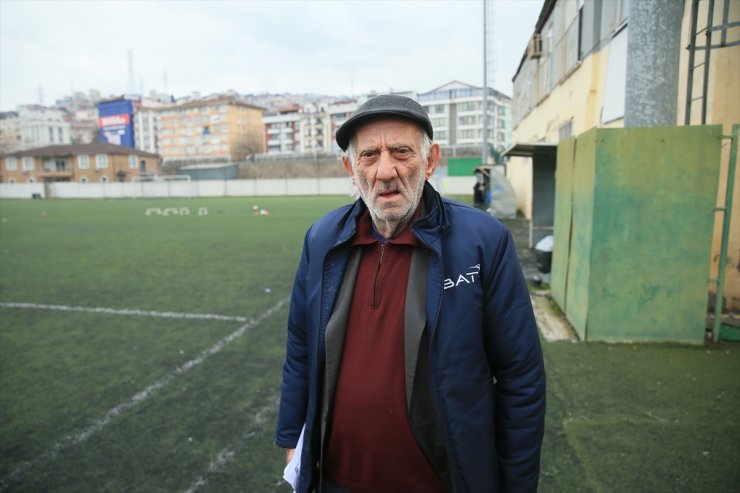 Futbol sevdalısı emektar köfteci, işi bıraktı "hakemliği" bırakamadı