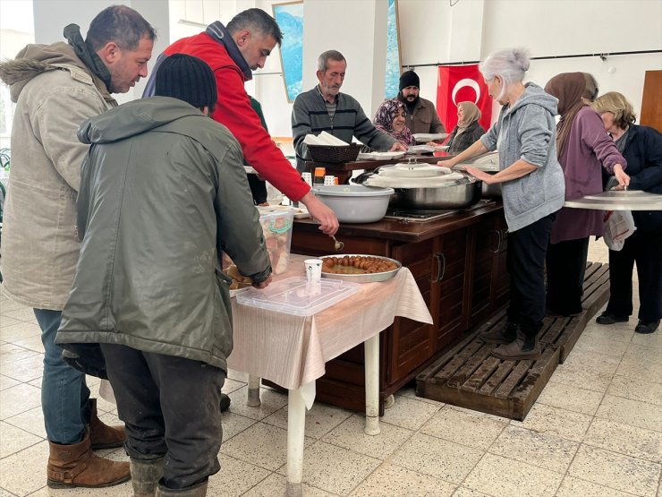 Köylerini ziyaret edenleri el birliğiyle hazırladıkları sofrada ağırlıyorlar