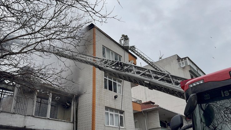 Küçükçekmece'de 2 katlı binada çıkan yangın söndürüldü