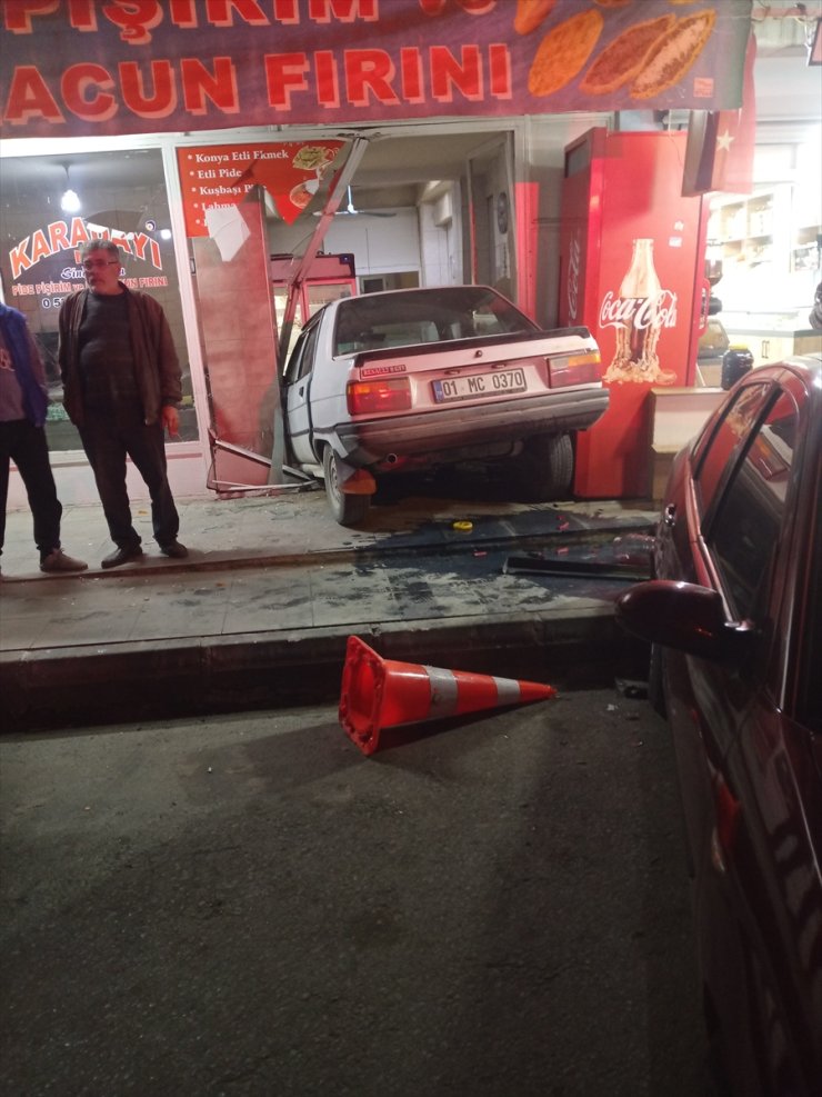 Mersin'de kontrolden çıkan otomobil fırına girdi