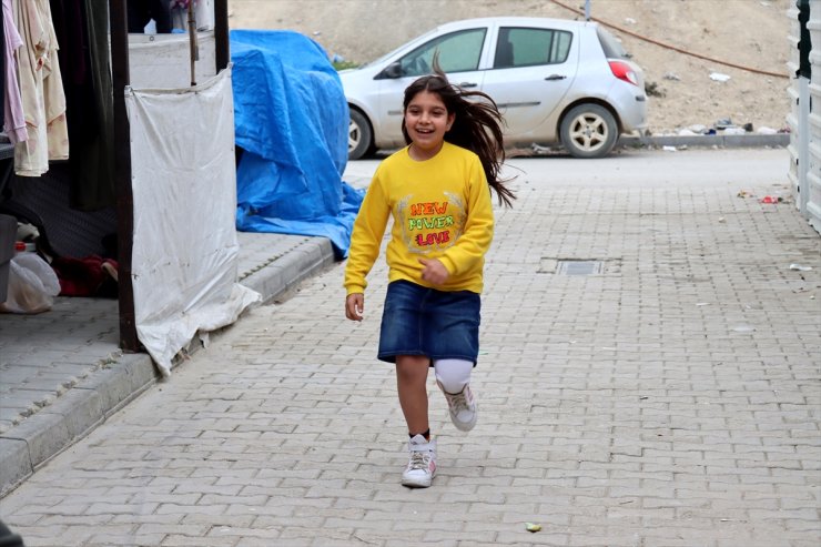 Protezle yürüyen 11 yaşındaki depremzede Fatma hayalini kurduğu piyanoya kavuştu