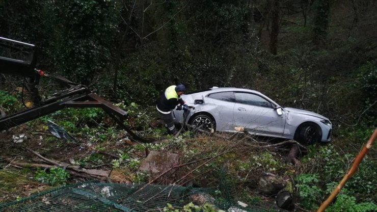 Sarıyer'de ağaçlık alana düşen otomobilin sürücüsü kazayı yara almadan atlattı