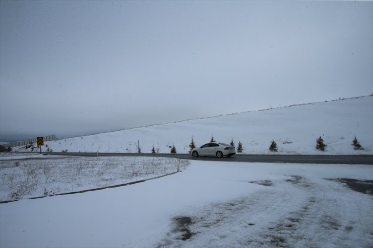 Tokat-Sivas kara yolunda kar etkili oluyor