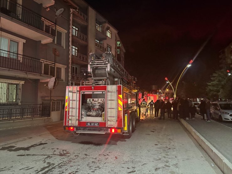 Uşak'ta bir apartmanda çıkan yangında 2 kişi dumandan etkilendi
