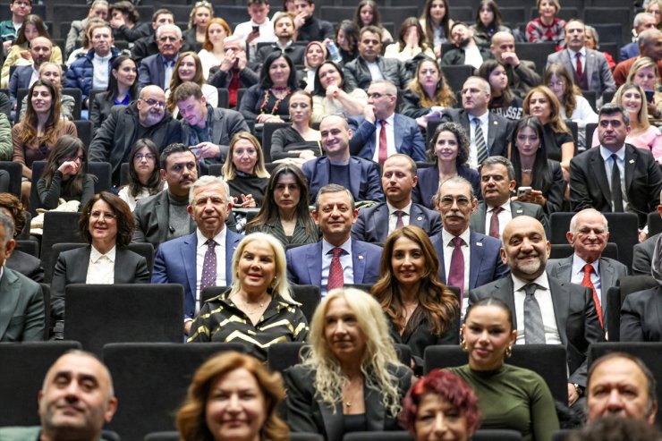 CHP Genel Başkanı Özel "Yunus Emre Bir Tasavvuf Müzikali"ni izledi