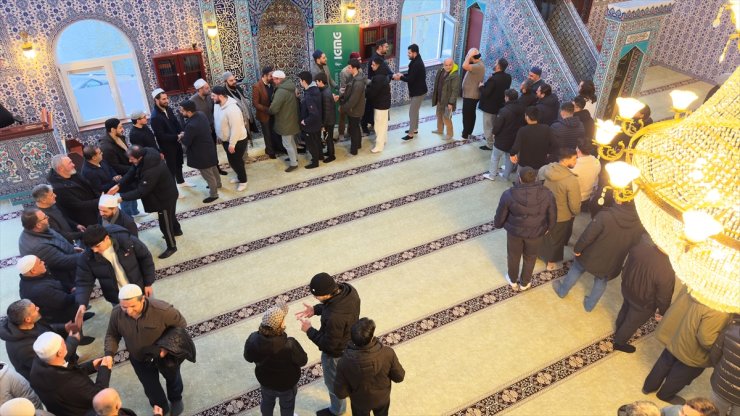 Hollanda'da yaklaşık 850 genç sabah namazında buluşarak Filistin ve depremzedeler için dua etti