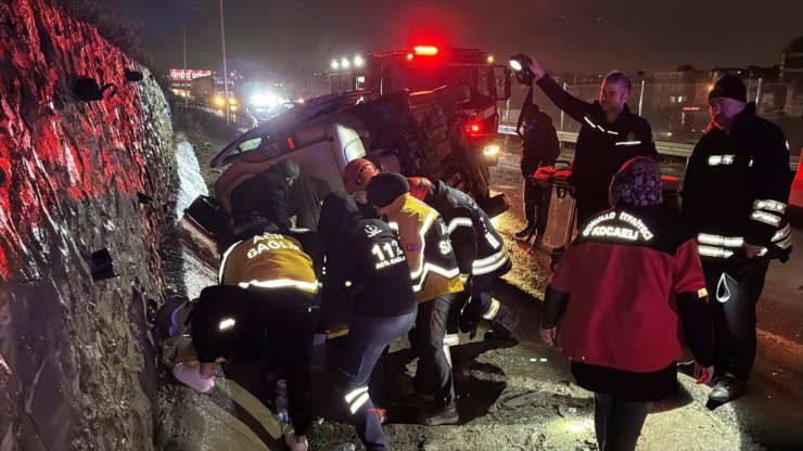 Kocaeli'de otomobil ile hafif ticari aracın çarpıştığı kazada 5 kişi yaralandı
